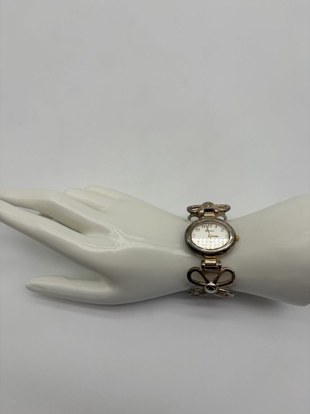 Vintage Geneva Platinum 8095 Women's Cuff Bracelet Watch Preowned